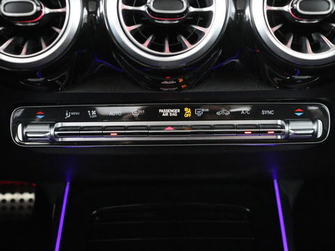 Mercedes-Benz GLB-Klasse 200 Business Solution AMG 7-persoons | Panoramadak | Trekhaak | Stoelverwarming | Matrix LED | Memory | Keyless | Camera | Navigatie