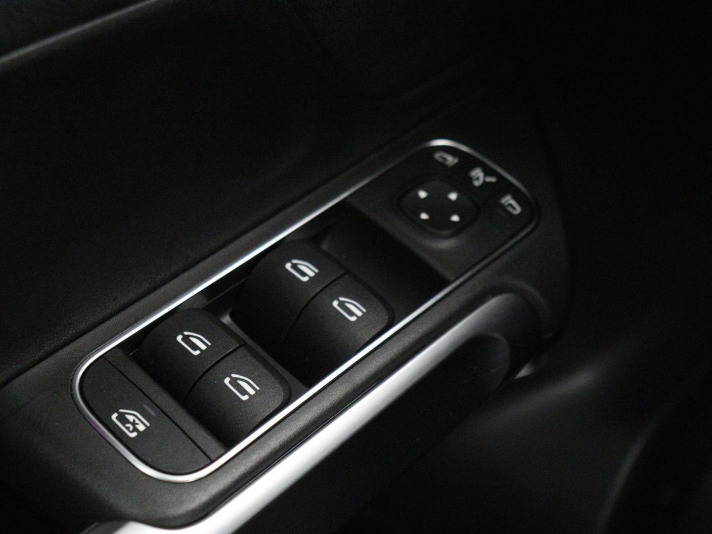 Mercedes-Benz GLB-Klasse 200 Business Solution AMG 7-persoons | Panoramadak | Trekhaak | Stoelverwarming | Matrix LED | Memory | Keyless | Camera | Navigatie