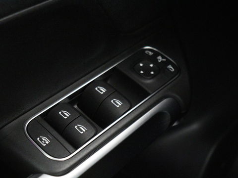 Mercedes-Benz GLB-Klasse 200 Business Solution AMG 7-persoons | Panoramadak | Trekhaak | Stoelverwarming | Matrix LED | Memory | Keyless | Camera | Navigatie