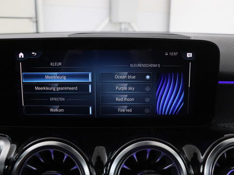Mercedes-Benz GLB-Klasse 200 Business Solution AMG 7-persoons | Panoramadak | Trekhaak | Stoelverwarming | Matrix LED | Memory | Keyless | Camera | Navigatie