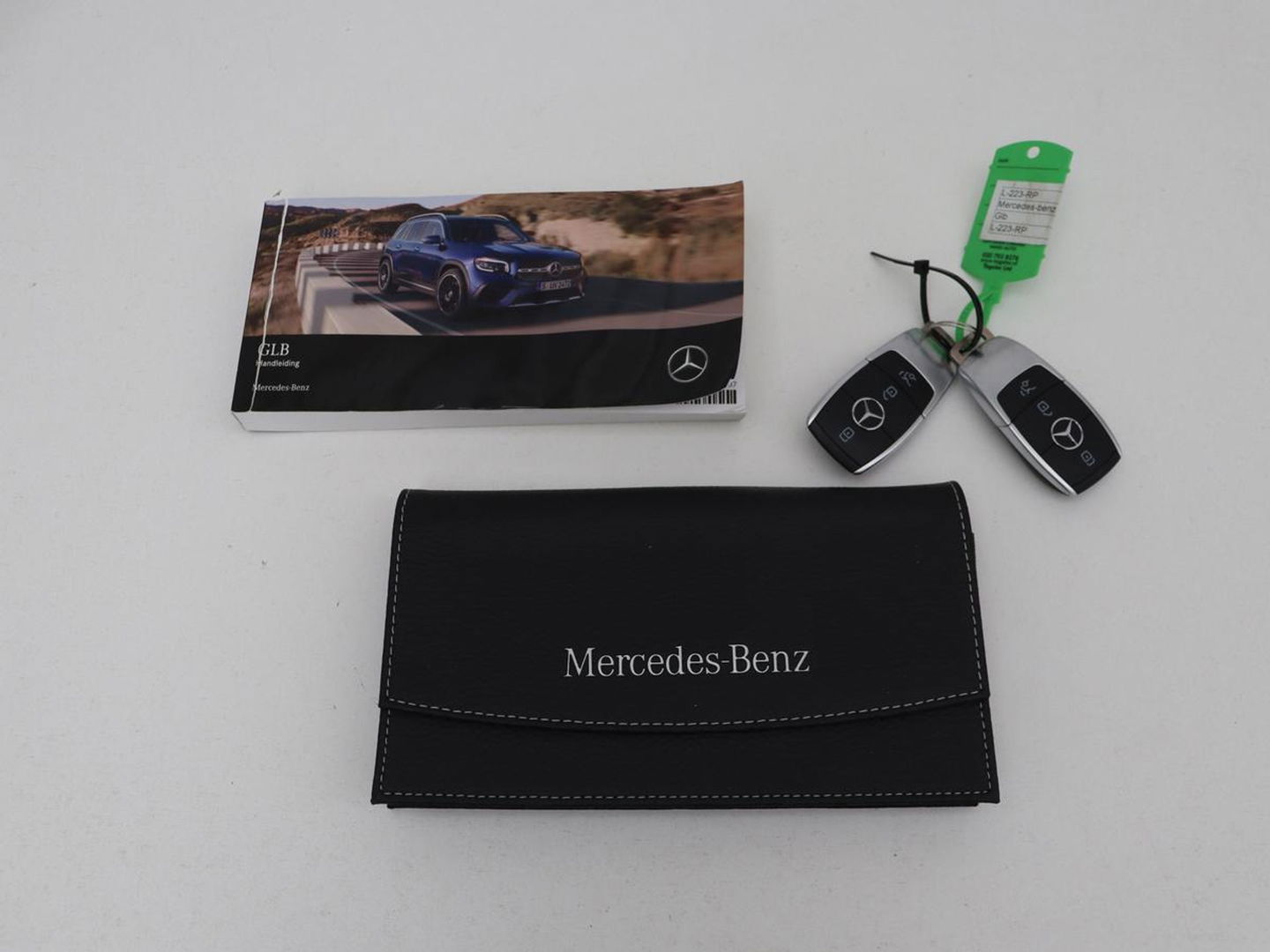 Mercedes-Benz GLB-Klasse 200 Business Solution AMG 7-persoons | Panoramadak | Trekhaak | Stoelverwarming | Matrix LED | Memory | Keyless | Camera | Navigatie