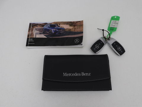 Mercedes-Benz GLB-Klasse 200 Business Solution AMG 7-persoons | Panoramadak | Trekhaak | Stoelverwarming | Matrix LED | Memory | Keyless | Camera | Navigatie