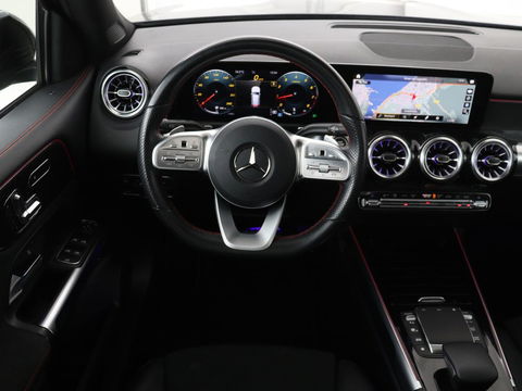 Mercedes-Benz GLB-Klasse 200 Business Solution AMG 7-persoons | Panoramadak | Trekhaak | Stoelverwarming | Matrix LED | Memory | Keyless | Camera | Navigatie