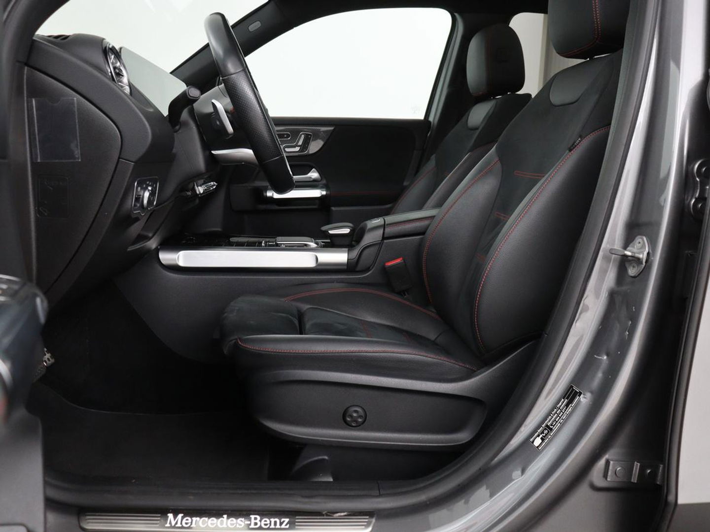 Mercedes-Benz GLB-Klasse 200 Business Solution AMG 7-persoons | Panoramadak | Trekhaak | Stoelverwarming | Matrix LED | Memory | Keyless | Camera | Navigatie