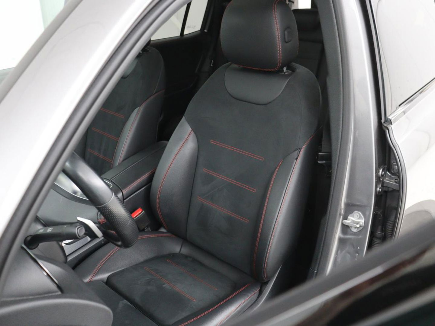 Mercedes-Benz GLB-Klasse 200 Business Solution AMG 7-persoons | Panoramadak | Trekhaak | Stoelverwarming | Matrix LED | Memory | Keyless | Camera | Navigatie
