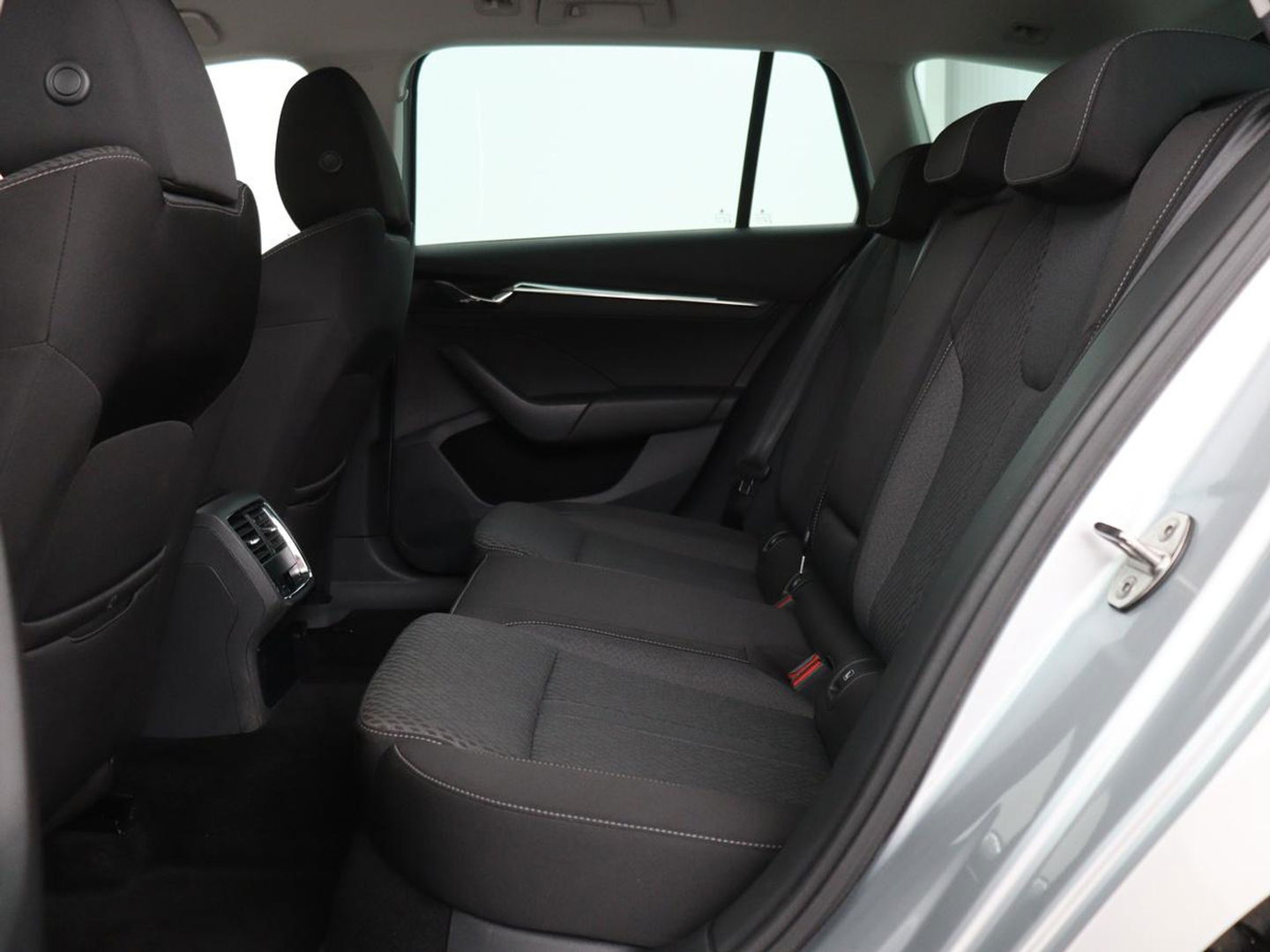Škoda Octavia 1.4 TSI iV PHEV Business Edition | Stoelverwarming | Adaptive cruise | Carplay | Stuur & achterbankverwarming | Memory | Navigatie | Parkeerhulp