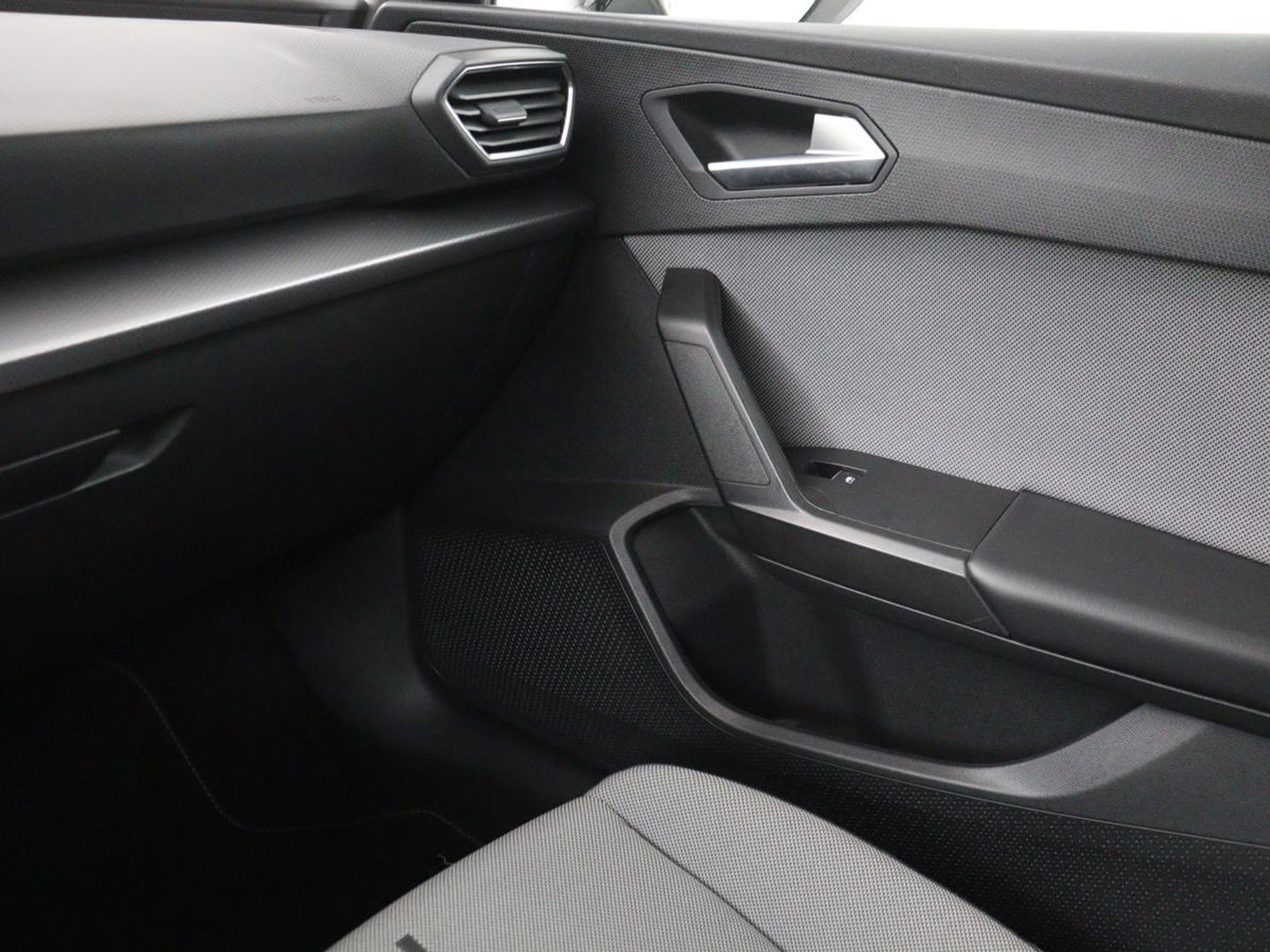 SEAT Leon 1.0 TSI Style Launch Edition | Camera | Adaptive cruise | Carplay | Navigatie | DAB | Parkeerhulp | Full LED | Climate control