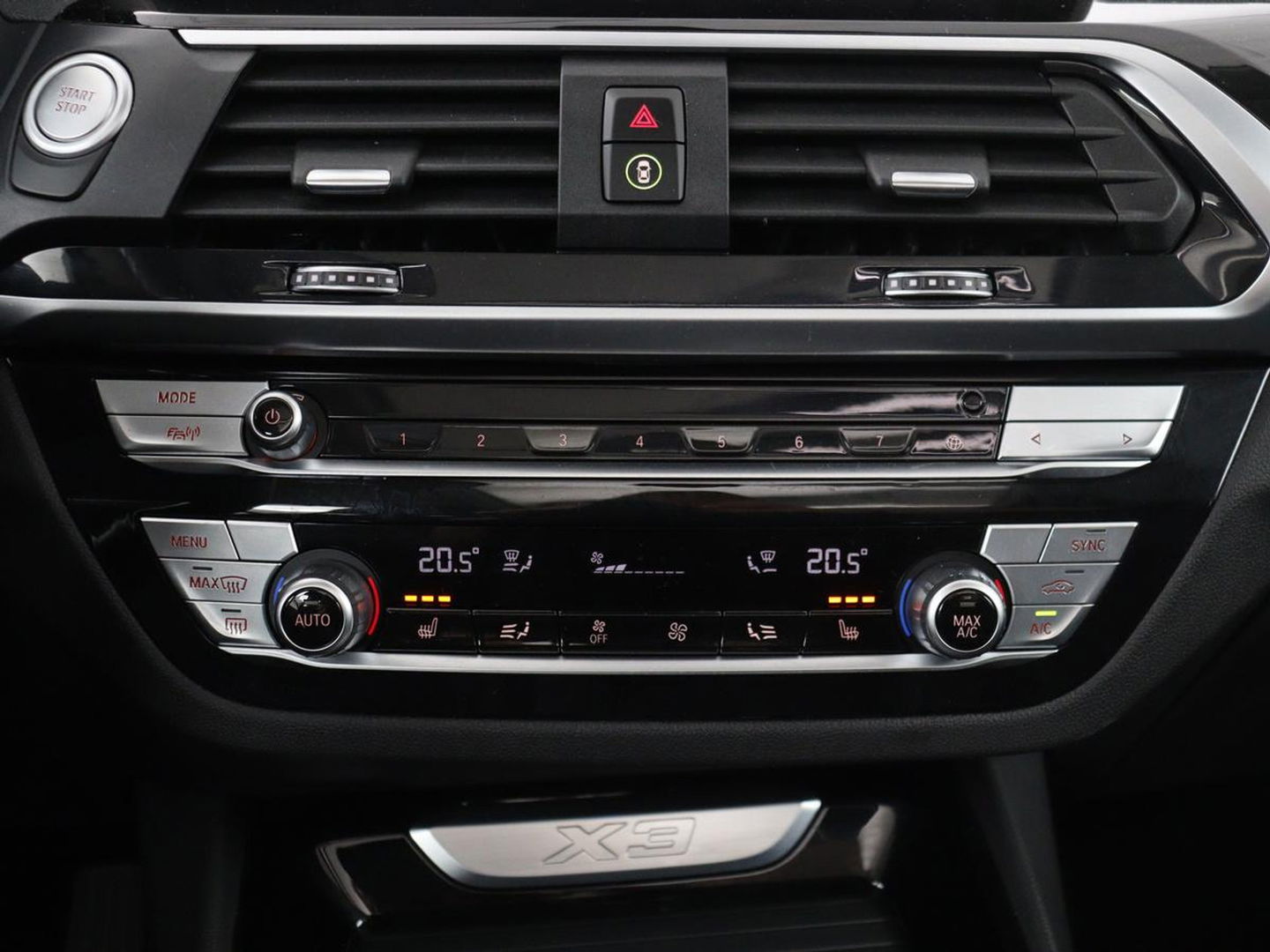 BMW X3 xDrive30e High Executive | X Line | Panoramadak | Stoel & stuurverwarming | Carplay | Sportstoelen | Half leder | Live Cockpit | Full LED | Camera