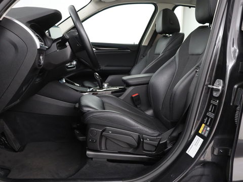 BMW X3 xDrive30e High Executive | X Line | Panoramadak | Stoel & stuurverwarming | Carplay | Sportstoelen | Half leder | Live Cockpit | Full LED | Camera