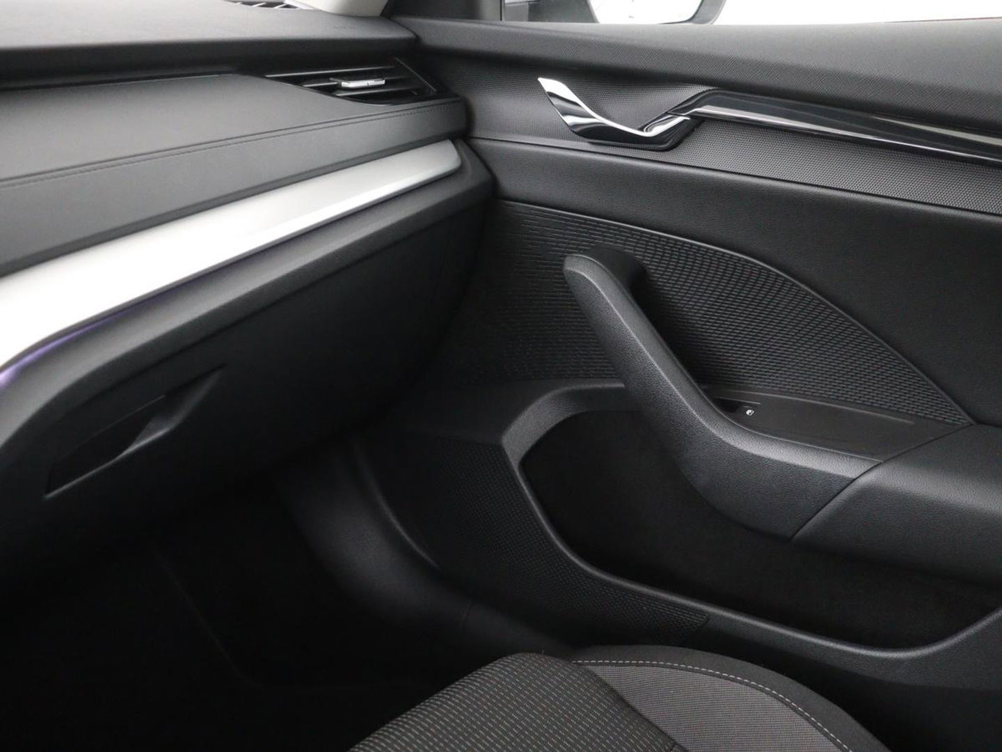 Škoda Octavia 1.0 TSI Business Edition | Carplay | Sfeerverlichting | Full LED | Navigatie | Parkeerhulp | Climate control | DAB | Cruise control