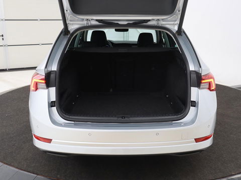 Škoda Octavia 1.0 TSI Business Edition | Carplay | Sfeerverlichting | Full LED | Navigatie | Parkeerhulp | Climate control | DAB | Cruise control