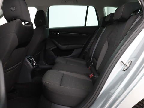 Škoda Octavia 1.0 TSI Business Edition | Carplay | Sfeerverlichting | Full LED | Navigatie | Parkeerhulp | Climate control | DAB | Cruise control