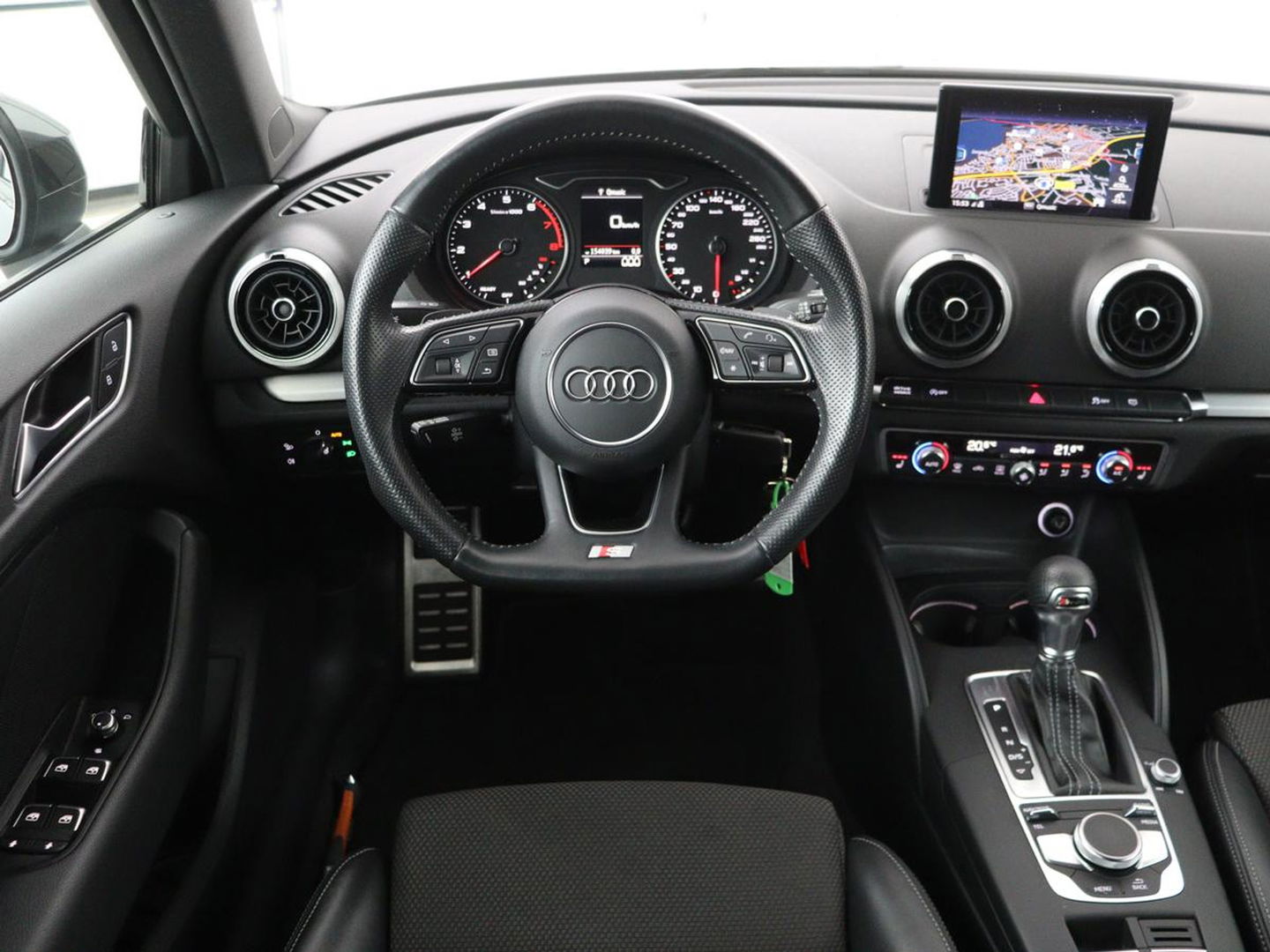Audi A3 1.5 TFSI Sport S Line Edition | Stoelverwarming | Massage | Full LED | Half leder | Navigatie | Sportstoelen | Climate control
