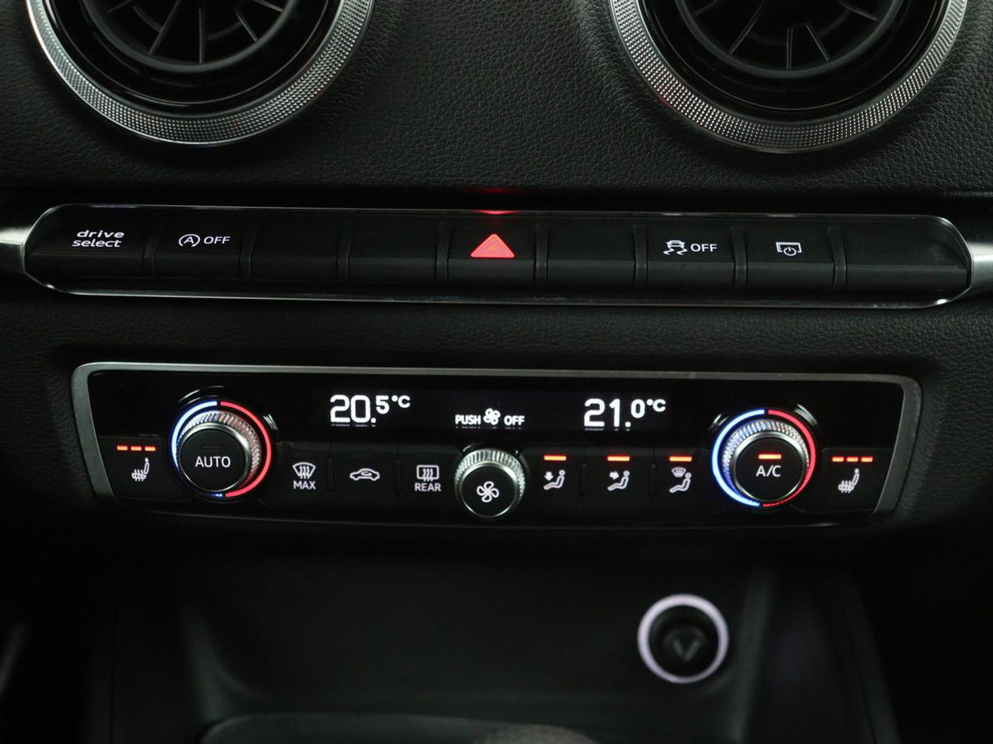 Audi A3 1.5 TFSI Sport S Line Edition | Stoelverwarming | Massage | Full LED | Half leder | Navigatie | Sportstoelen | Climate control