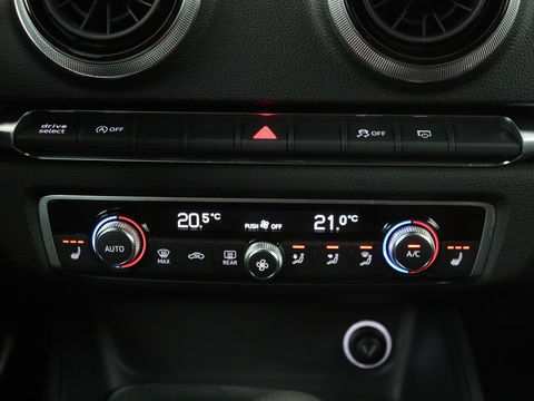 Audi A3 1.5 TFSI Sport S Line Edition | Stoelverwarming | Massage | Full LED | Half leder | Navigatie | Sportstoelen | Climate control