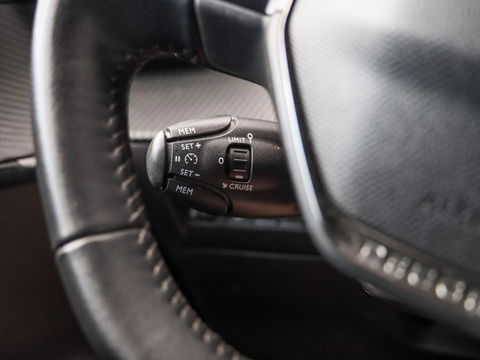 Peugeot 208 1.2 PureTech 100pk Allure | Navigatie | Camera