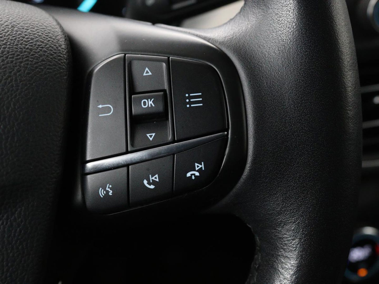 Ford Focus 1.0 EcoBoost Titanium | Stoel & stuurverwarming | Camera | Adaptive cruise | Carplay | B&O Sound | Navigatie | Full LED | Climate control