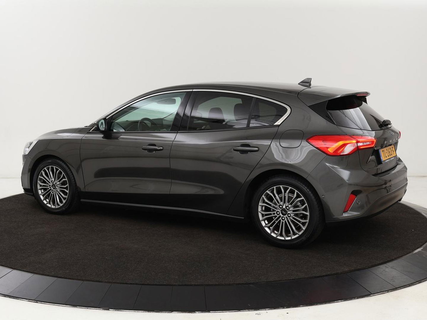 Ford Focus 1.0 EcoBoost Titanium | Stoel & stuurverwarming | Camera | Adaptive cruise | Carplay | B&O Sound | Navigatie | Full LED | Climate control