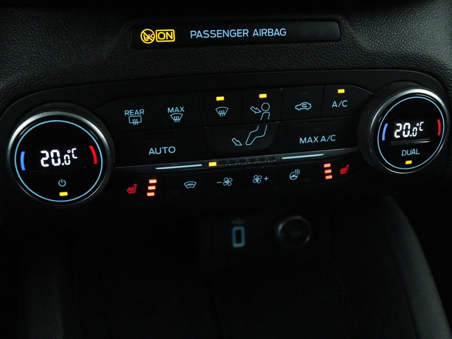 Ford Focus 1.0 EcoBoost Titanium | Stoel & stuurverwarming | Camera | Adaptive cruise | Carplay | B&O Sound | Navigatie | Full LED | Climate control