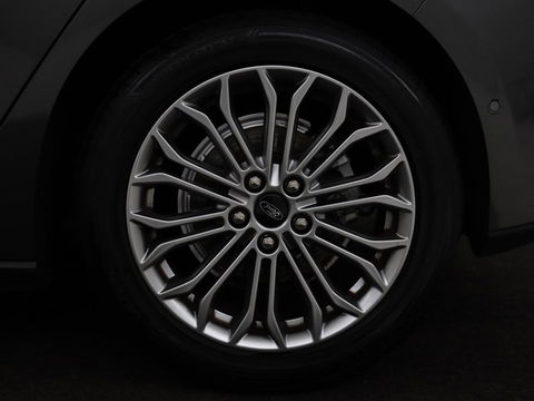 Ford Focus 1.0 EcoBoost Titanium | Stoel & stuurverwarming | Camera | Adaptive cruise | Carplay | B&O Sound | Navigatie | Full LED | Climate control