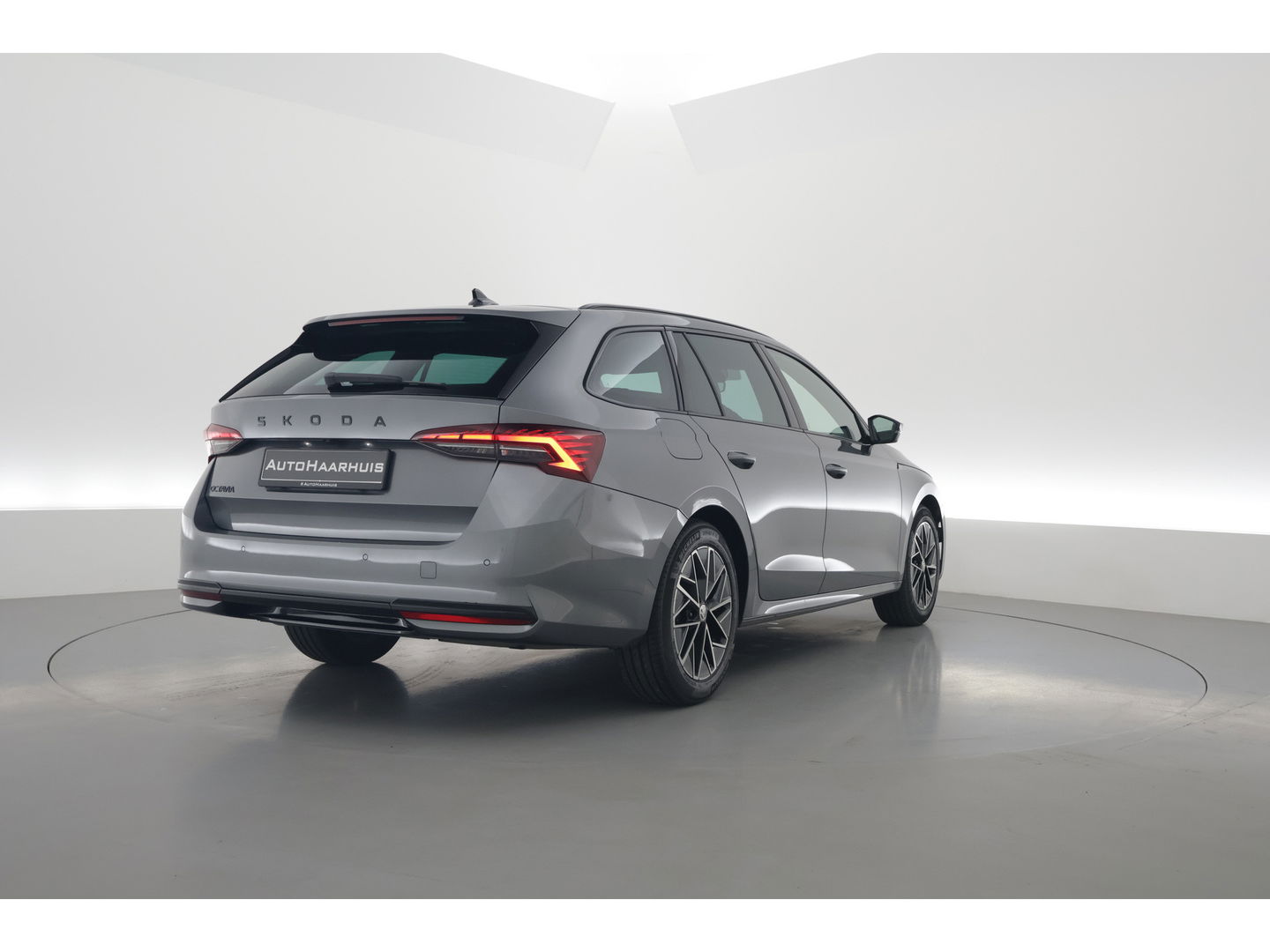 Škoda Octavia Combi 1.5 TSI Sportline DSG | HUD | Crystal lighting | Camera | Keyless | Adapt. Cruise | Stoelverw.
