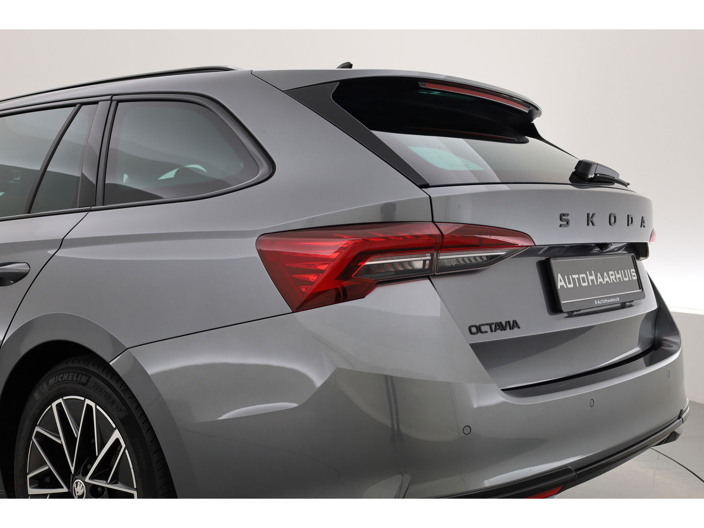 Škoda Octavia Combi 1.5 TSI Sportline DSG | HUD | Crystal lighting | Camera | Keyless | Adapt. Cruise | Stoelverw.