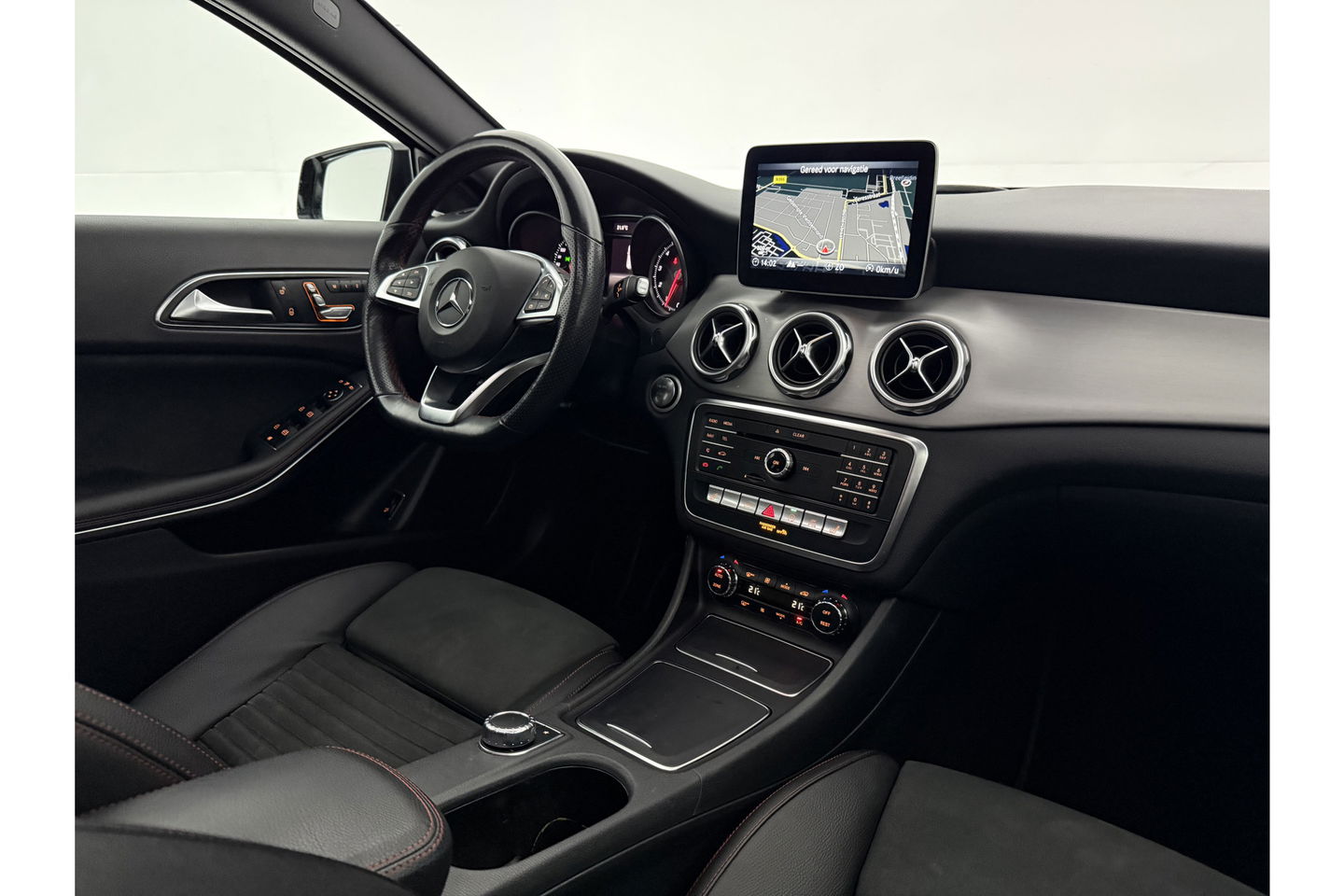 Mercedes-Benz GLA 200 157PK Pano LED 360Camera Memory Carplay Clima Cruise Navi PDC 20''LMV