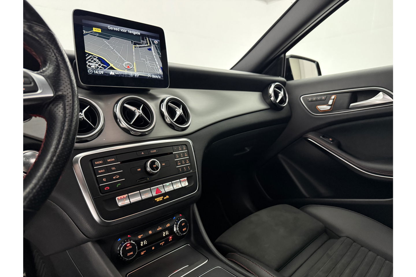 Mercedes-Benz GLA 200 157PK Pano LED 360Camera Memory Carplay Clima Cruise Navi PDC 20''LMV