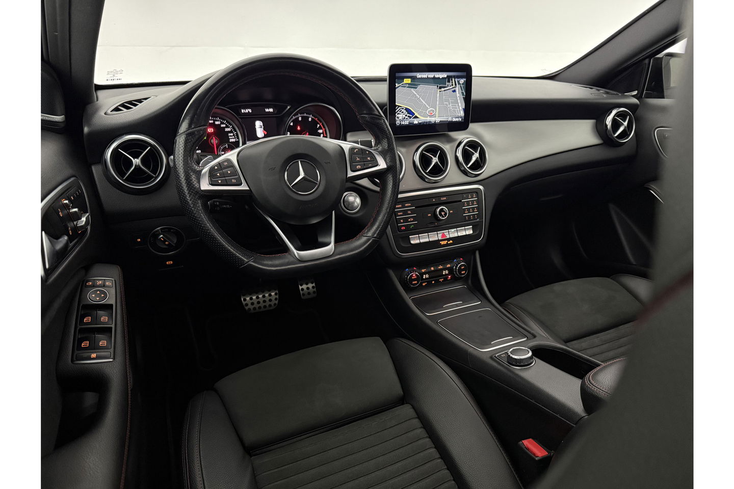 Mercedes-Benz GLA 200 157PK Pano LED 360Camera Memory Carplay Clima Cruise Navi PDC 20''LMV
