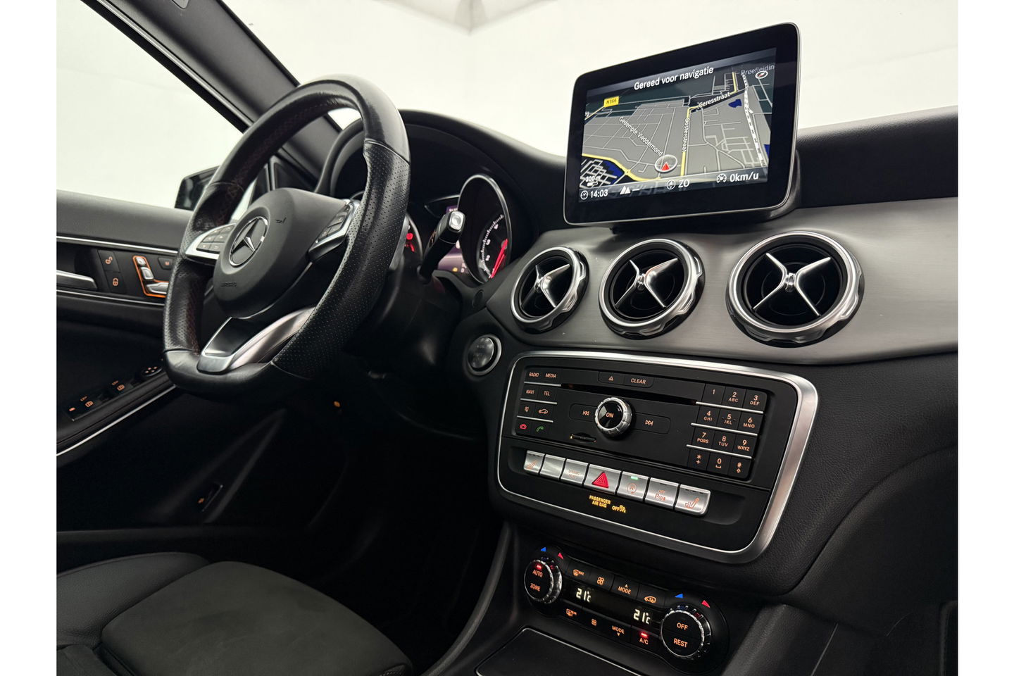 Mercedes-Benz GLA 200 157PK Pano LED 360Camera Memory Carplay Clima Cruise Navi PDC 20''LMV