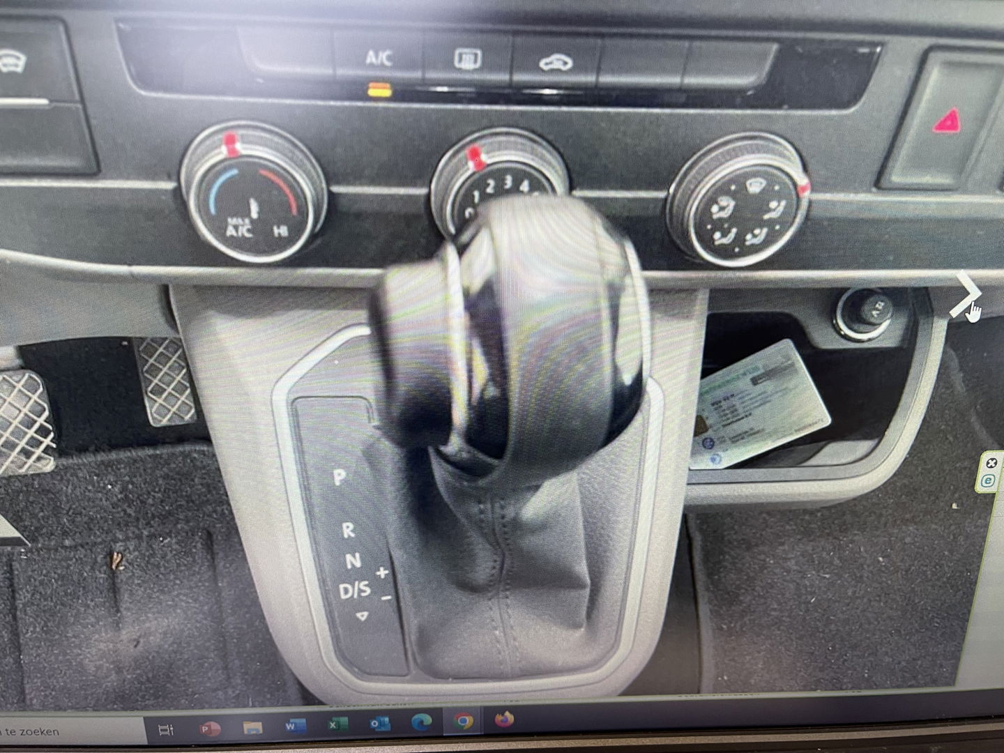 Volkswagen Transporter 2.0 TDI DSG automaat L2H1 30 DC 5 persoons / vaste prijs rijklaar € 27.950 ex btw / lease vanaf € 456 / airco / cruise / navi / achterdeuren / euro 6 / bpm vrij !