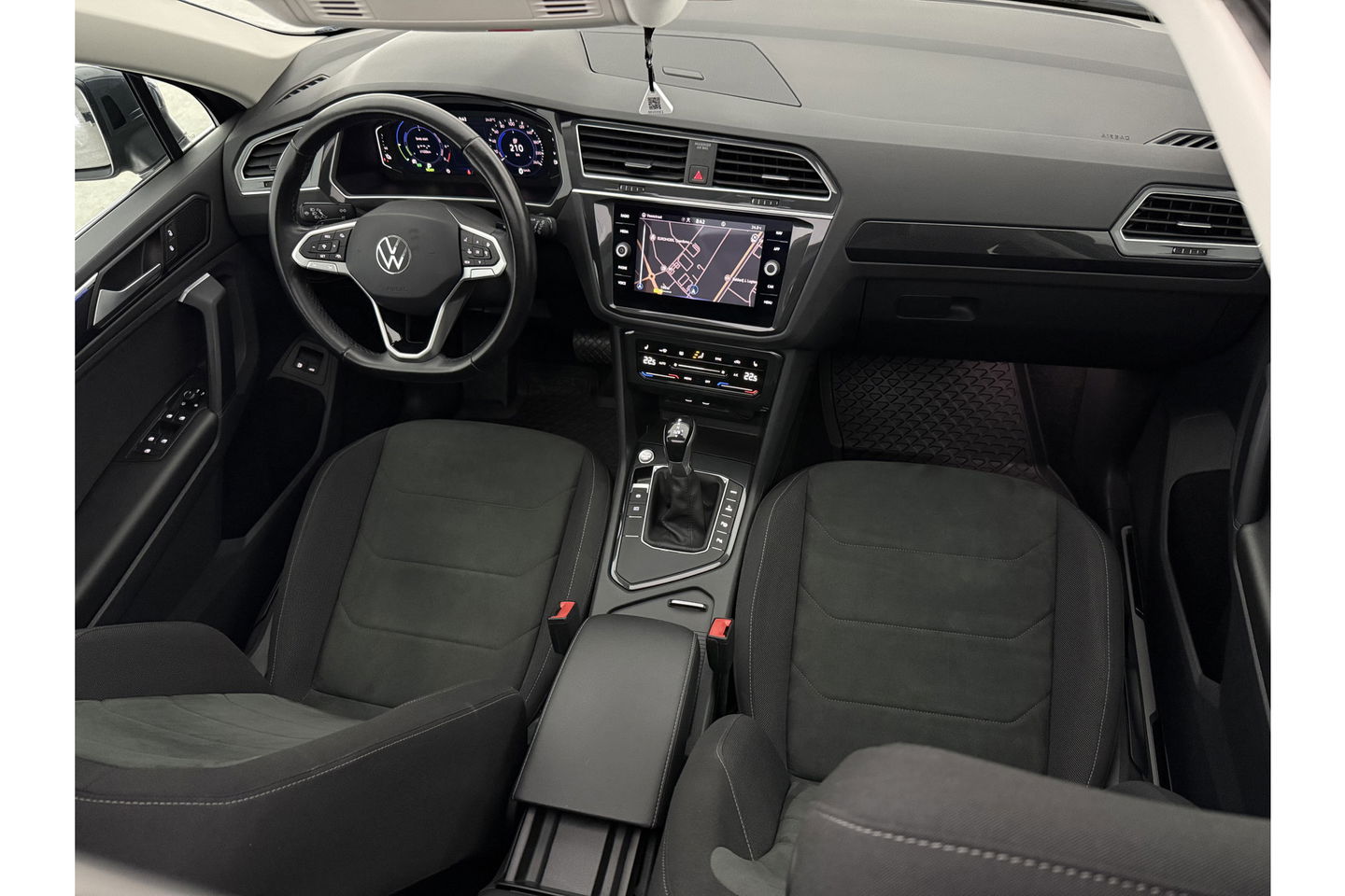 Volkswagen Tiguan 1.4 TSI eHybrid R-Line 225PK Pano LED Virtual ACC Trekhaak Sfeer Camera Carplay Clima PDC 18"LMV