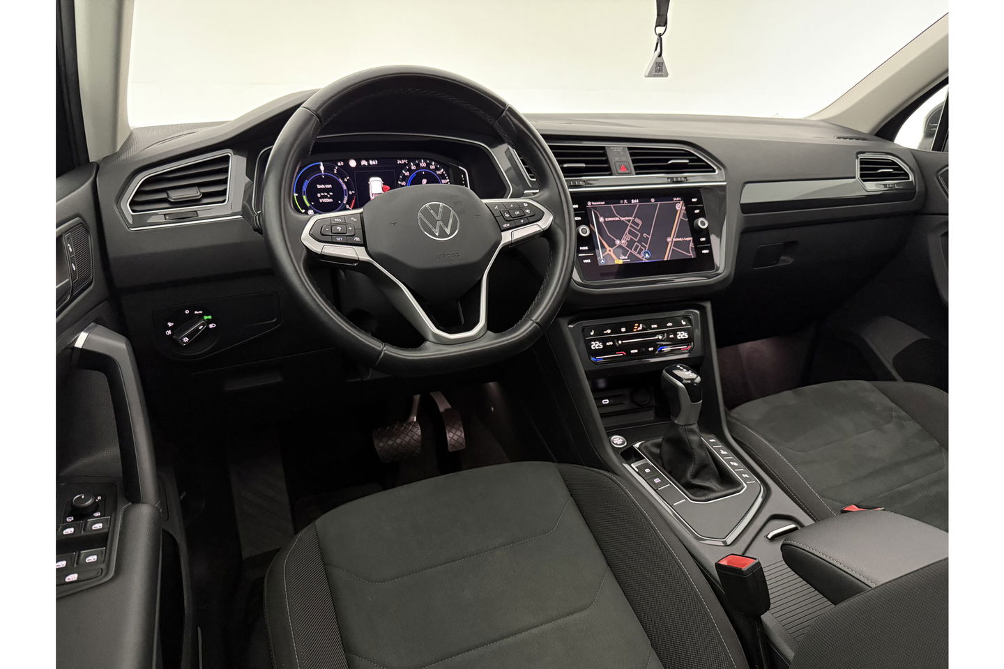Volkswagen Tiguan 1.4 TSI eHybrid R-Line 225PK Pano LED Virtual ACC Trekhaak Sfeer Camera Carplay Clima PDC 18"LMV