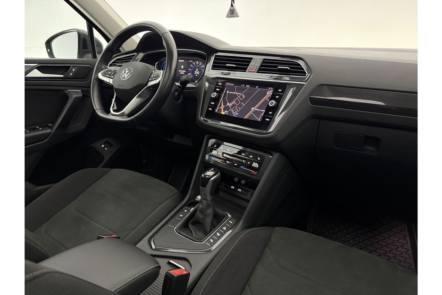 Volkswagen Tiguan 1.4 TSI eHybrid R-Line 225PK Pano LED Virtual ACC Trekhaak Sfeer Camera Carplay Clima PDC 18"LMV
