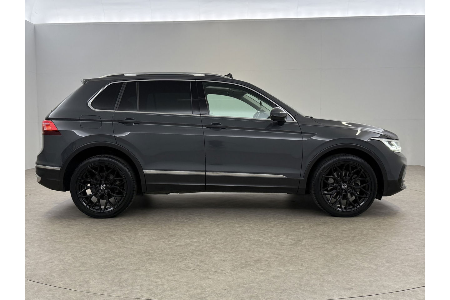 Volkswagen Tiguan 1.4 TSI eHybrid R-Line 225PK Pano LED Virtual ACC Trekhaak Sfeer Camera Carplay Clima PDC 18"LMV