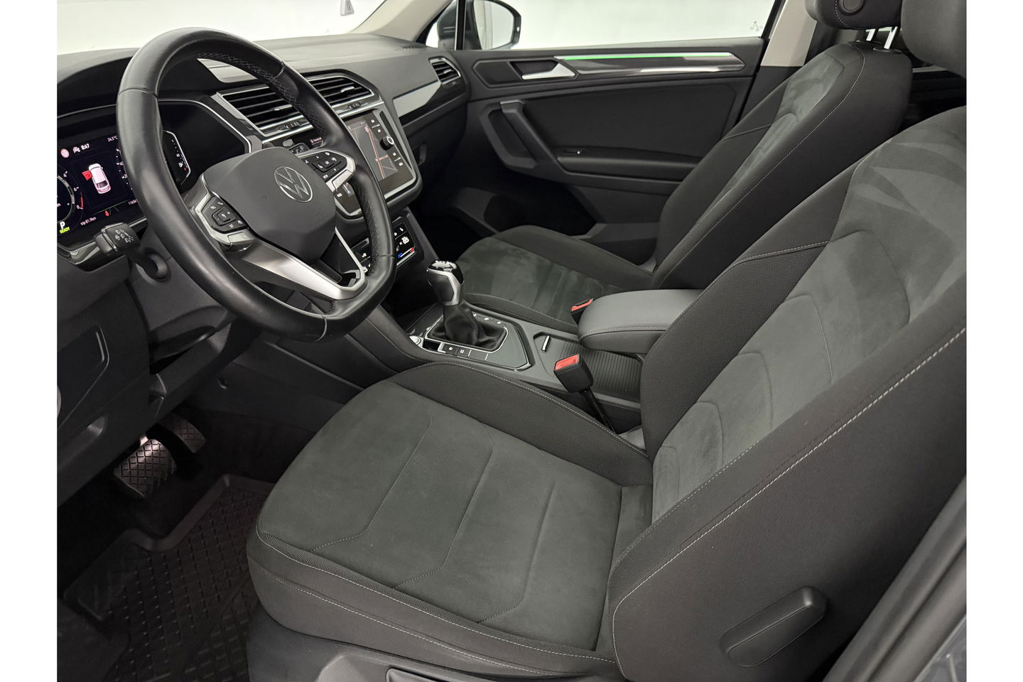 Volkswagen Tiguan 1.4 TSI eHybrid R-Line 225PK Pano LED Virtual ACC Trekhaak Sfeer Camera Carplay Clima PDC 18"LMV