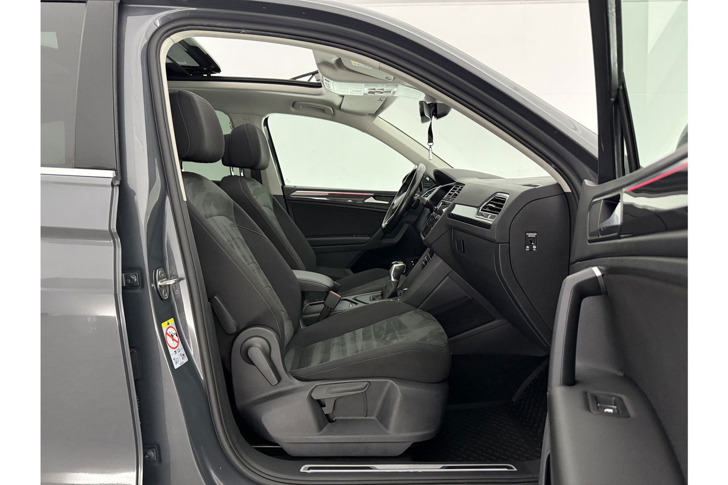 Volkswagen Tiguan 1.4 TSI eHybrid R-Line 225PK Pano LED Virtual ACC Trekhaak Sfeer Camera Carplay Clima PDC 18"LMV