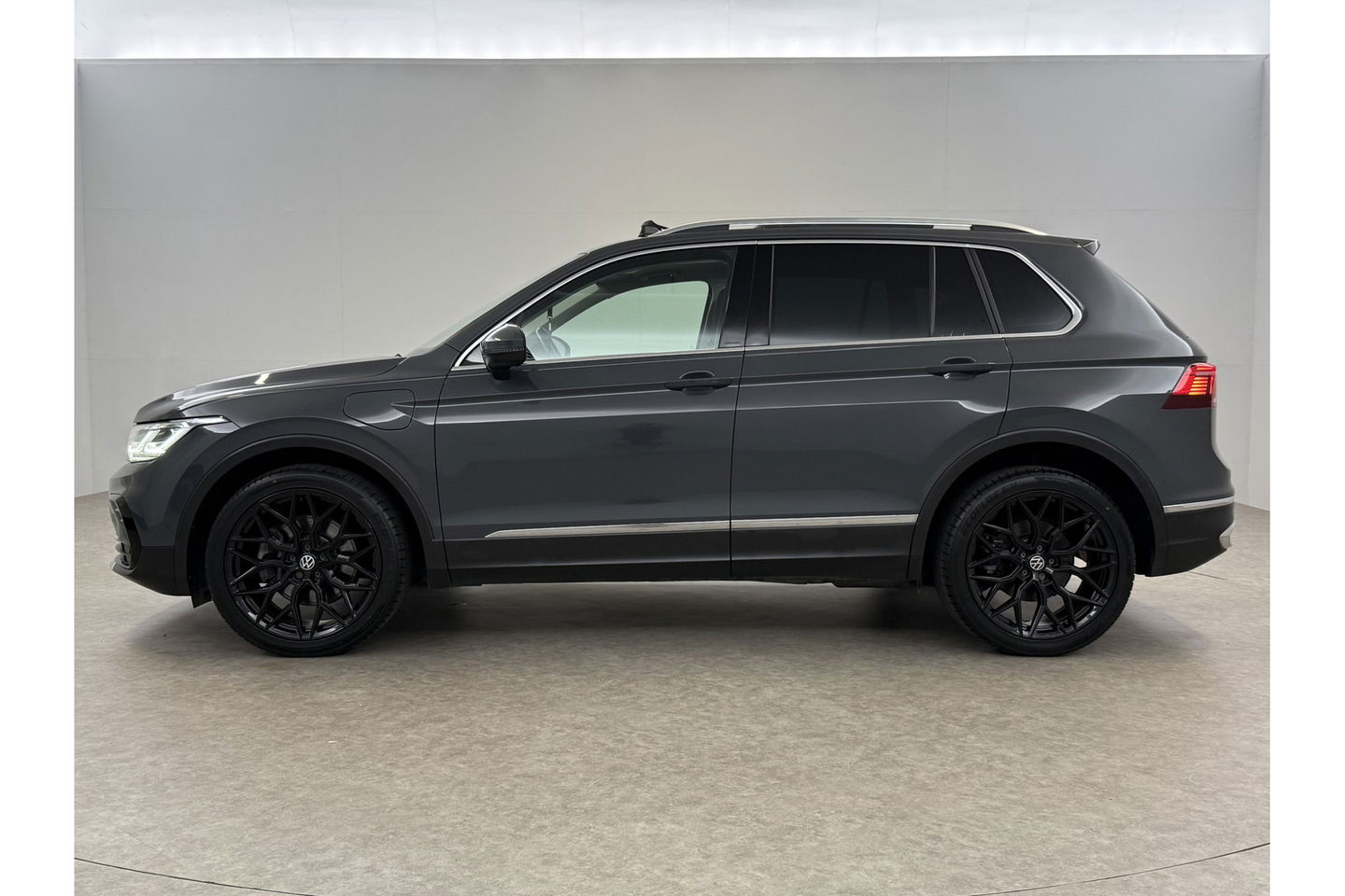 Volkswagen Tiguan 1.4 TSI eHybrid R-Line 225PK Pano LED Virtual ACC Trekhaak Sfeer Camera Carplay Clima PDC 18"LMV