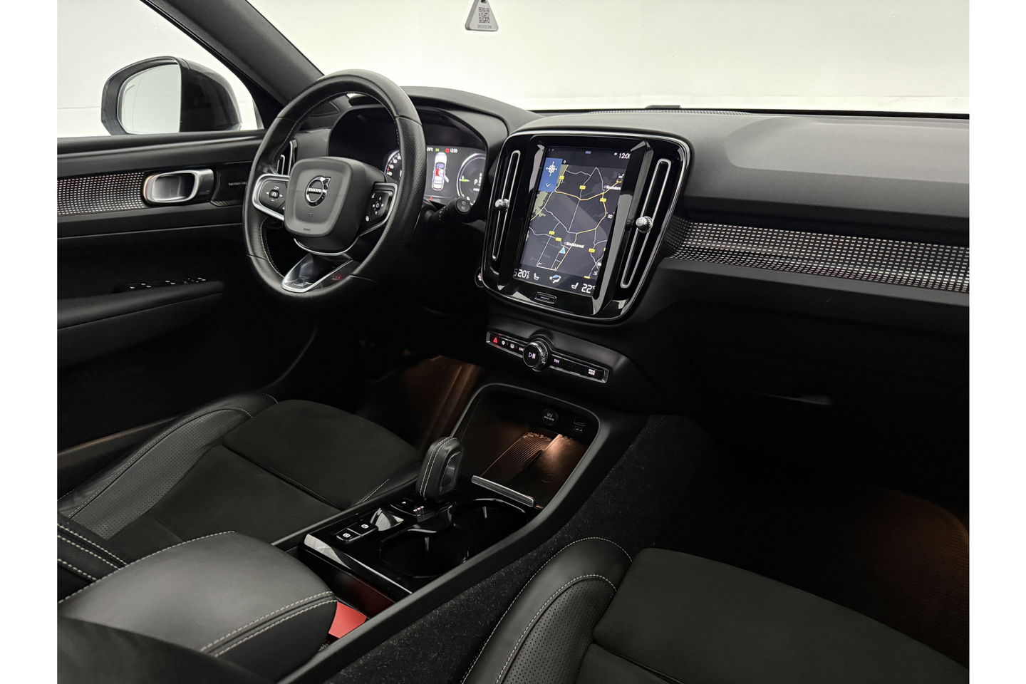 Volvo XC40 1.5 T5 Twin Engine Inscription 262PK Pano Harman/Kardon Virtual LED Trekhaak Camera Carplay Clima Cruise 20"LMV PDC
