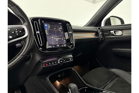 Volvo XC40 1.5 T5 Twin Engine Inscription 262PK Pano Harman/Kardon Virtual LED Trekhaak Camera Carplay Clima Cruise 20"LMV PDC
