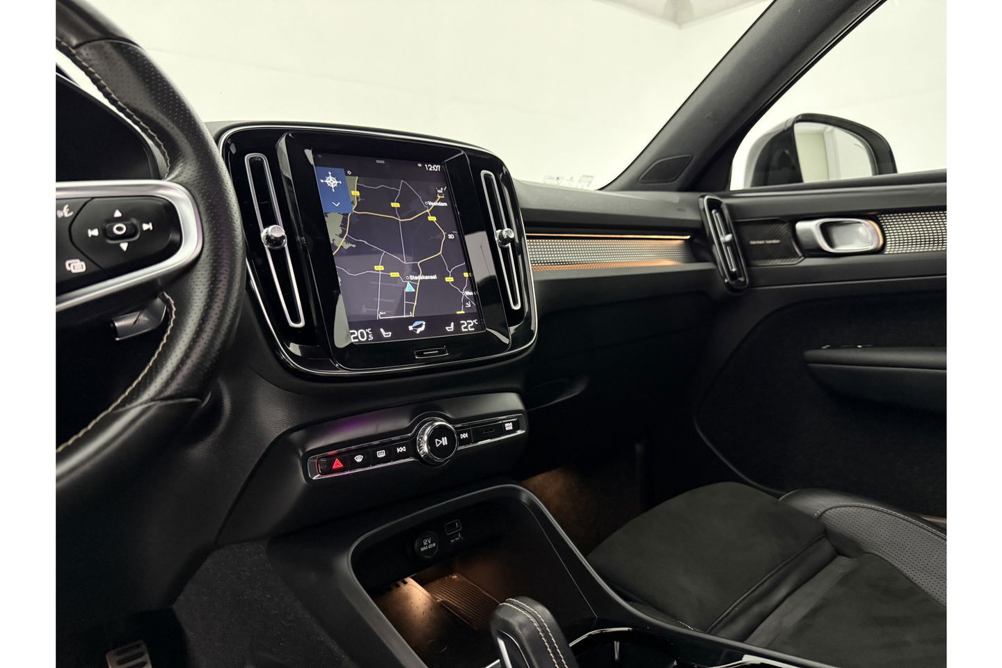 Volvo XC40 1.5 T5 Twin Engine Inscription 262PK Pano Harman/Kardon Virtual LED Trekhaak Camera Carplay Clima Cruise 20"LMV PDC