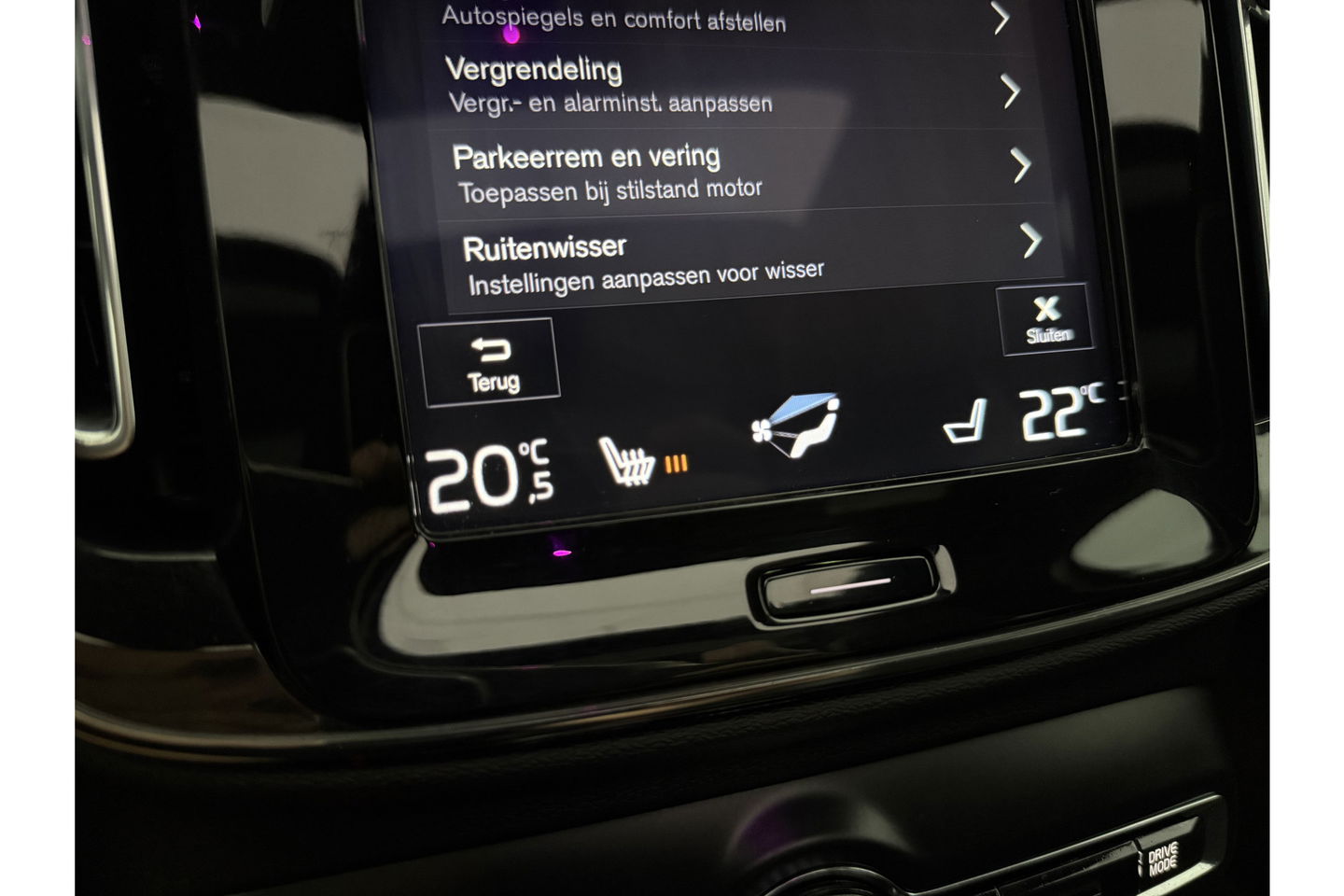 Volvo XC40 1.5 T5 Twin Engine Inscription 262PK Pano Harman/Kardon Virtual LED Trekhaak Camera Carplay Clima Cruise 20"LMV PDC