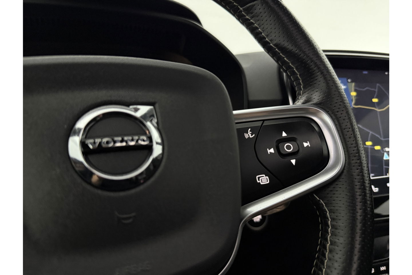 Volvo XC40 1.5 T5 Twin Engine Inscription 262PK Pano Harman/Kardon Virtual LED Trekhaak Camera Carplay Clima Cruise 20"LMV PDC