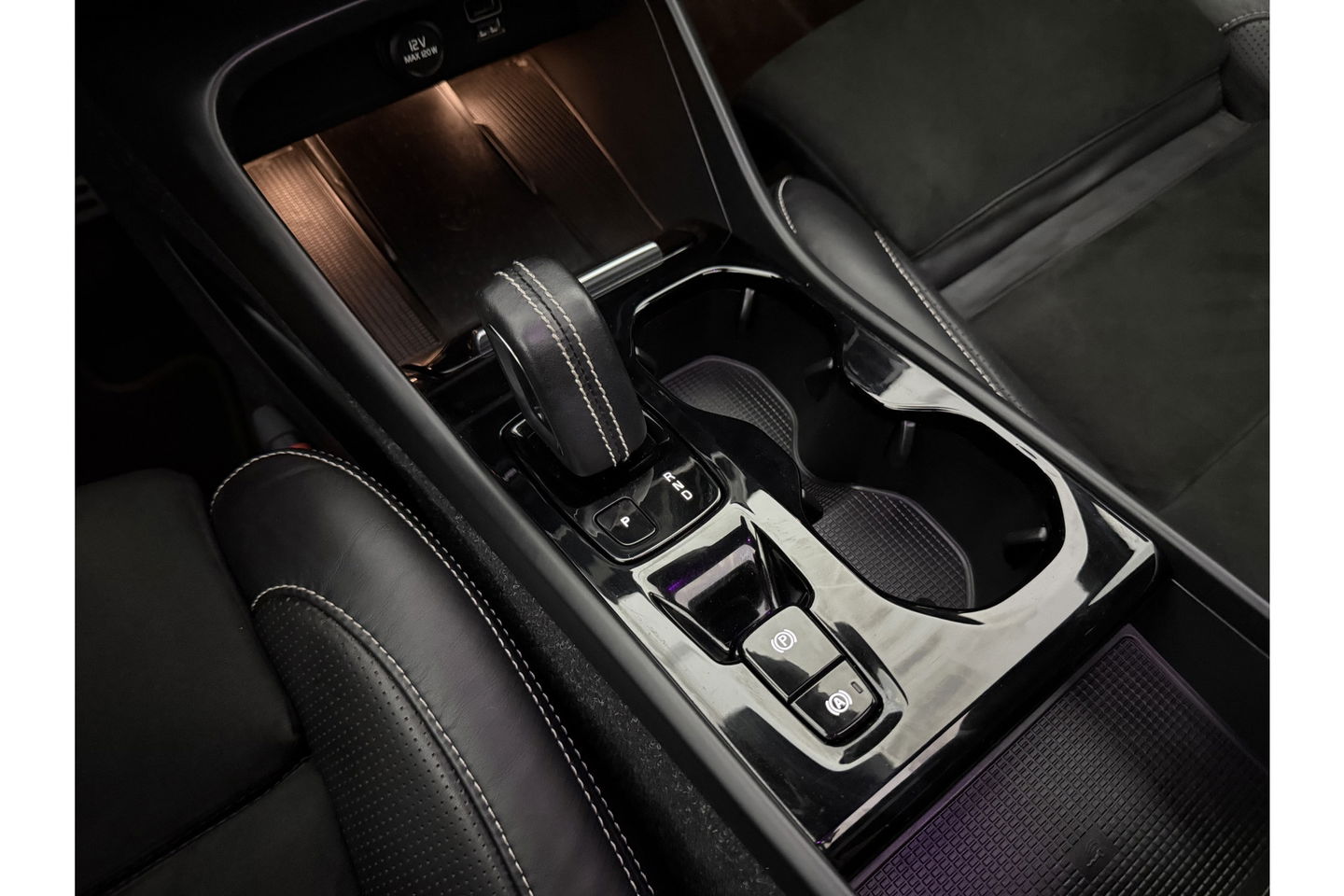 Volvo XC40 1.5 T5 Twin Engine Inscription 262PK Pano Harman/Kardon Virtual LED Trekhaak Camera Carplay Clima Cruise 20"LMV PDC