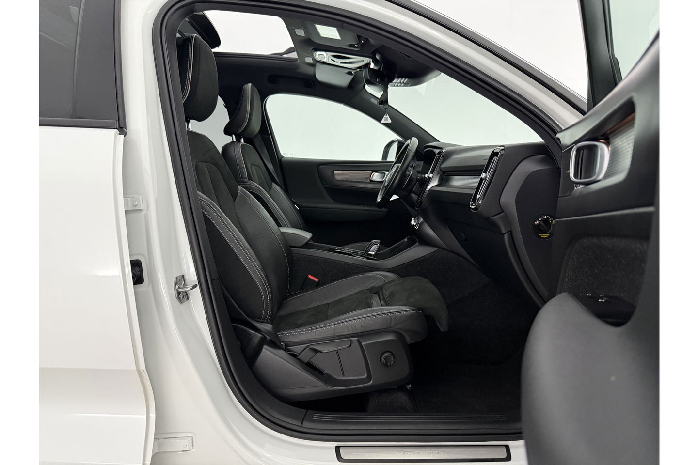 Volvo XC40 1.5 T5 Twin Engine Inscription 262PK Pano Harman/Kardon Virtual LED Trekhaak Camera Carplay Clima Cruise 20"LMV PDC