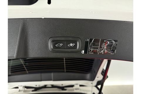 Volvo XC40 1.5 T5 Twin Engine Inscription 262PK Pano Harman/Kardon Virtual LED Trekhaak Camera Carplay Clima Cruise 20"LMV PDC