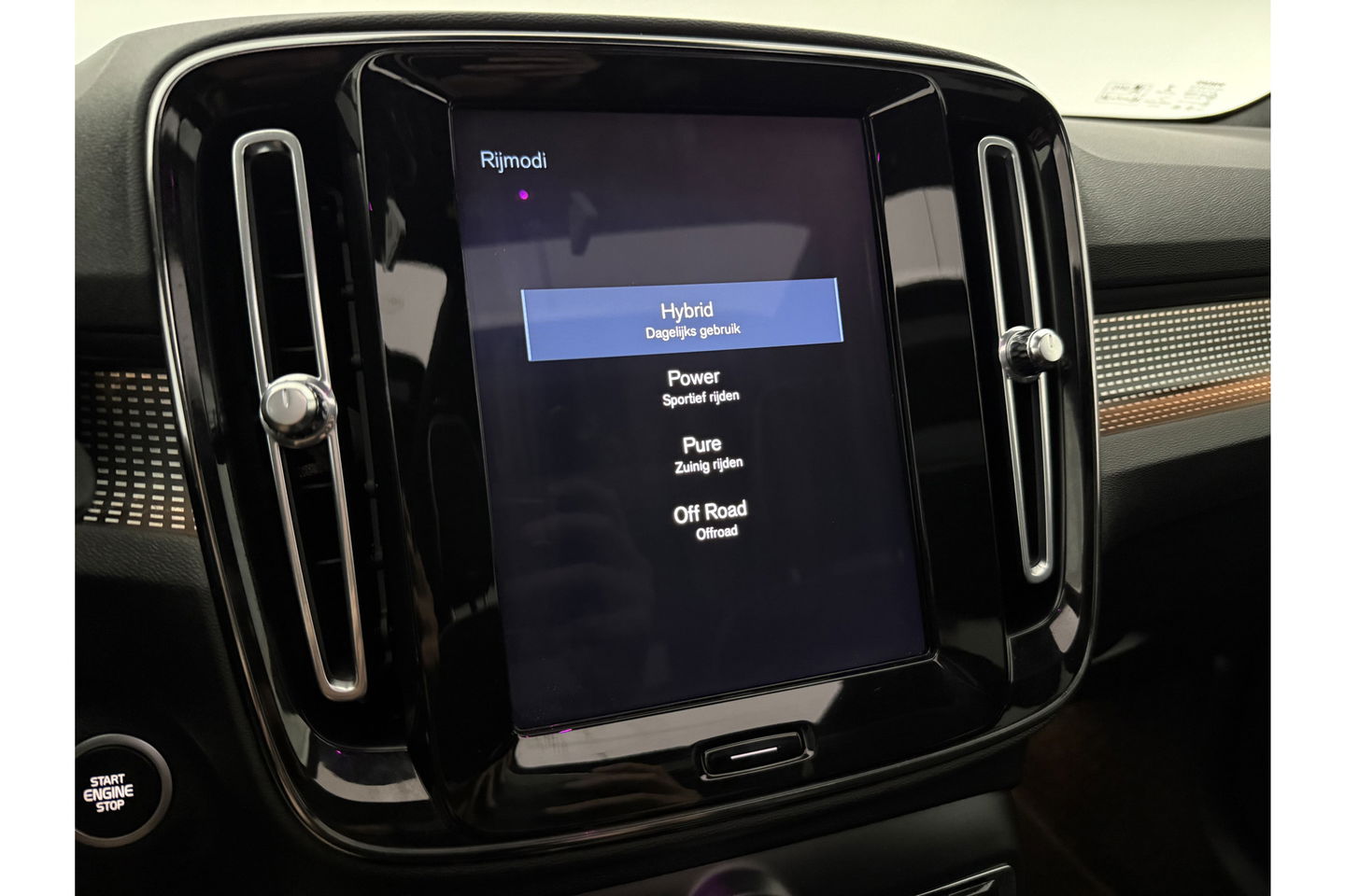 Volvo XC40 1.5 T5 Twin Engine Inscription 262PK Pano Harman/Kardon Virtual LED Trekhaak Camera Carplay Clima Cruise 20"LMV PDC