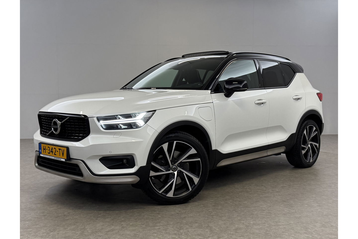 Volvo XC40 1.5 T5 Twin Engine Inscription 262PK Pano Harman/Kardon Virtual LED Trekhaak Camera Carplay Clima Cruise 20"LMV PDC