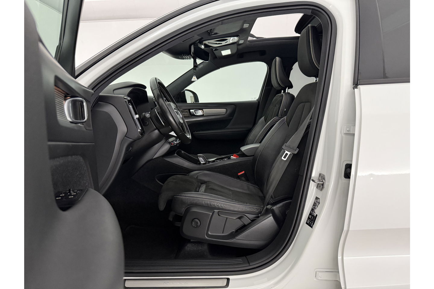 Volvo XC40 1.5 T5 Twin Engine Inscription 262PK Pano Harman/Kardon Virtual LED Trekhaak Camera Carplay Clima Cruise 20"LMV PDC