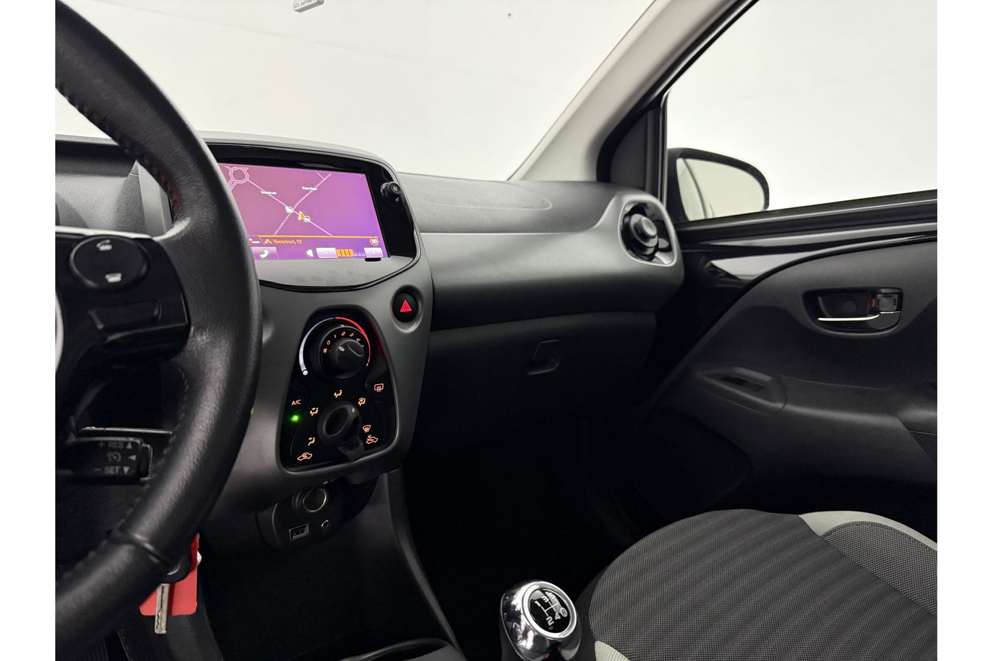 Toyota Aygo 1.0 VVT-i x-play Airco LED Cruise Camera Navigatie Elektrpakket